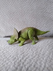 Jurassic Park World BATTLE DAMAGE TRICERATOPS Dinosaur Action Figure 2017
