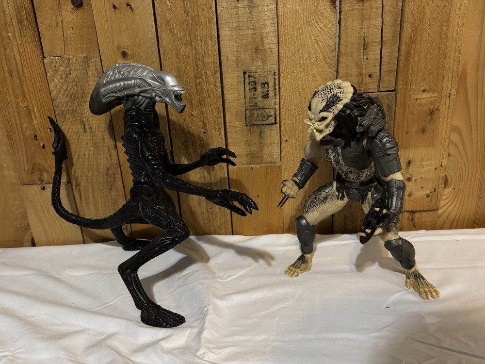 1995 Kenner 20th Century Fox Ultimate Predator 10″ & 10” ALIEN