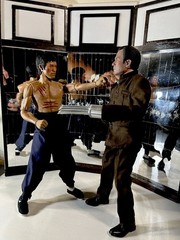 BRUCE LEE 1:6 ENTER THE DRAGON/GAME OF DEATH BOXED SET OF 2 +XTRA HANDS & STANDS