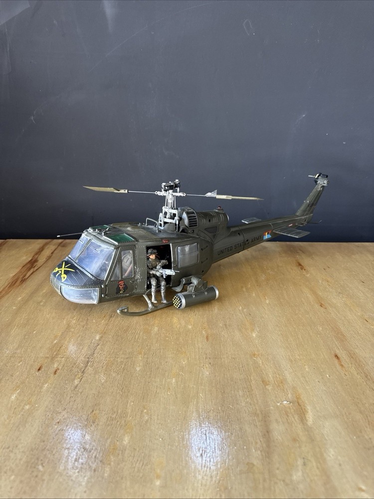 Air America UH‑1C Huey Helicopter 21st Century Toys / Ultimate Soldier 1:18