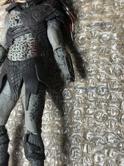 NECA Predators Berserker Predator Unmasked 8” Action Figure Loose – Missing Hand