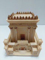 VINTAGE MODEL SCALE BONE RESIN CASTLE MAUSOLEUM 4.5″ X 4″ X 4″ BEIGE AND GOLD