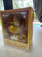 Authentic Pop Mart Mega Space Molly 100% Blooming Series- La Margherita. Sealed