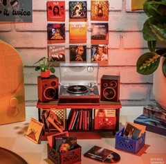 MGA’s Miniverse Real Music Record Player Mini Collectibles Mini Playable Record