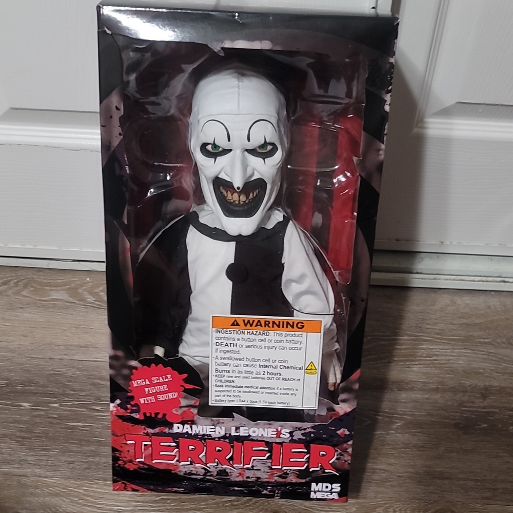 Mezco MDS Mega Scale Terrifier Art the Clown 15″ Talking Figure PRE-OWNED