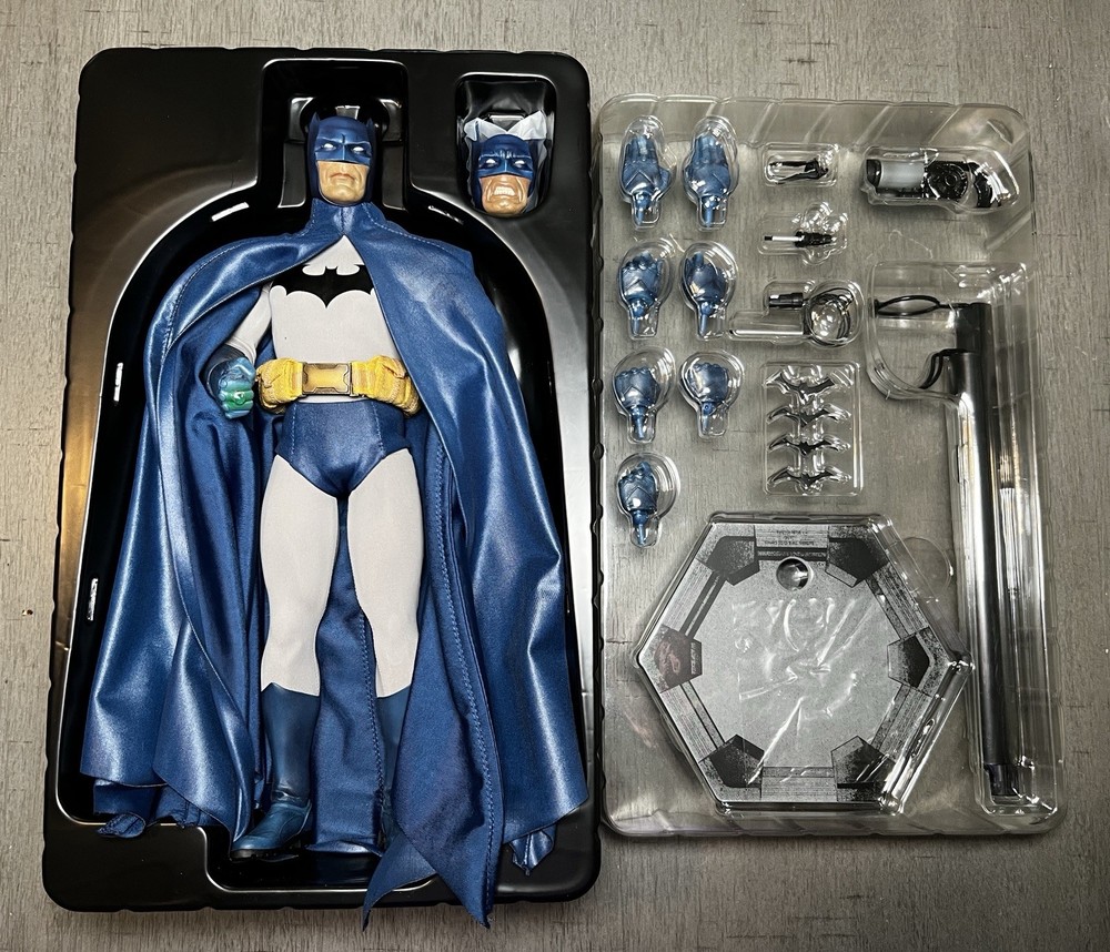 Sideshow Collectibles 1/6th Scale Batman Figure
