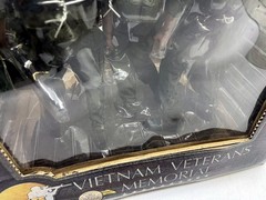2000 The Ultimate Solder CP33669 Vietman Veterans Memorial Figure Se