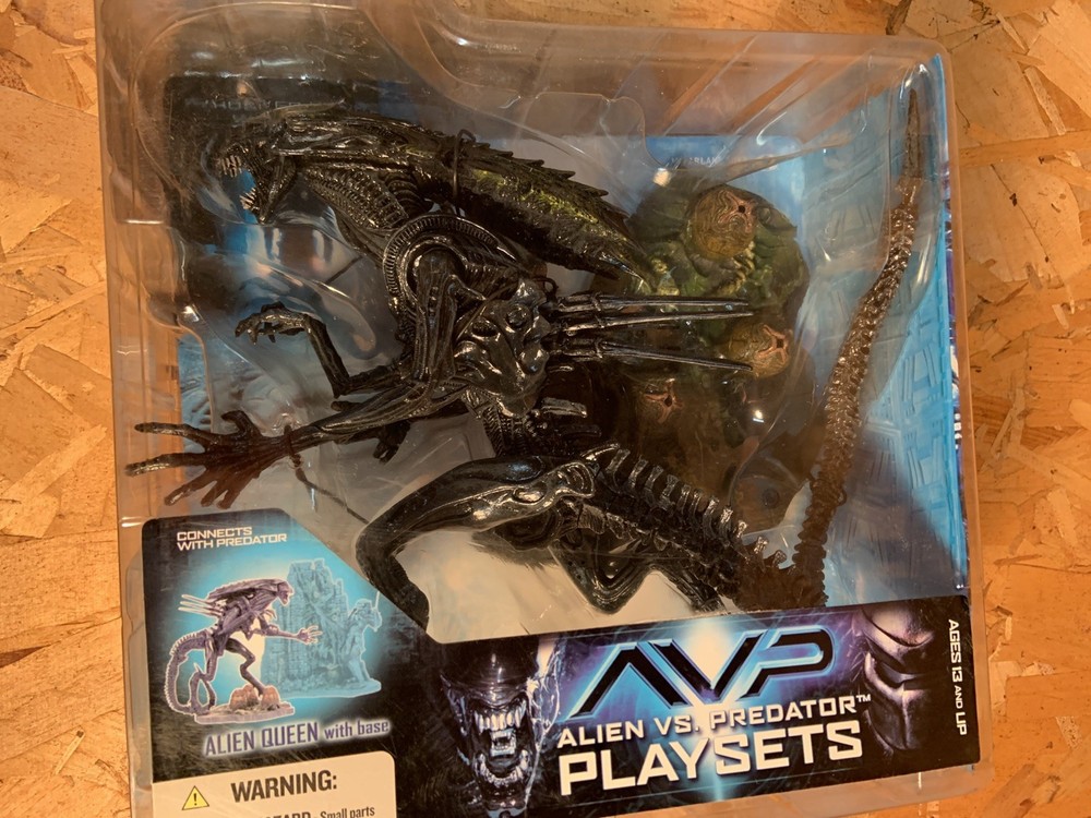 ALIEN VS PREDATOR: ALIEN QUEEN W/ BASE BRAND NEW NO YELLOWING ABSOLUTELY MINT