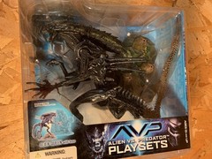 ALIEN VS PREDATOR: ALIEN QUEEN W/ BASE BRAND NEW NO YELLOWING ABSOLUTELY MINT