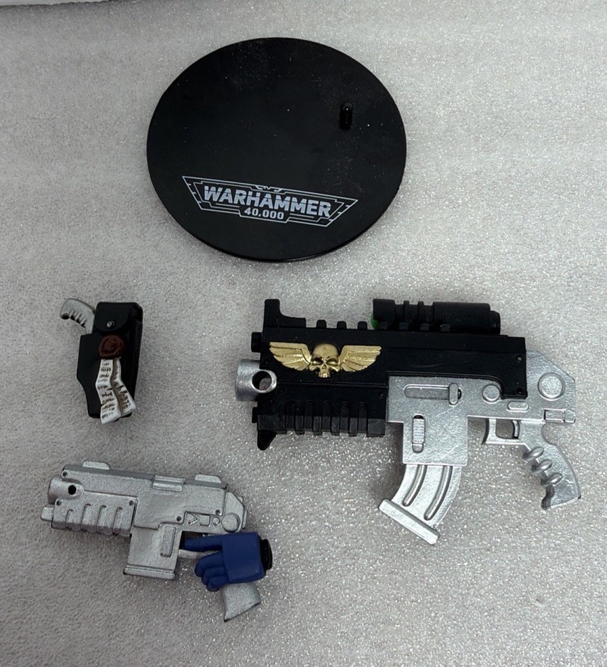 JOYTOY Warhammer 40k Horus Heresy Space Marine Bolter + Weapons Set Stand