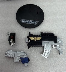 JOYTOY Warhammer 40k Horus Heresy Space Marine Bolter + Weapons Set Stand