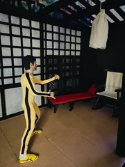 BRUCE LEE 1:6 ENTER THE DRAGON/GAME OF DEATH BOXED SET OF 2 +XTRA HANDS & STANDS