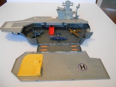 Toy U.S. Aircraft Carrier USS Doris Miller (CVN-81) w/4 WWII Airplanes, 18″ L