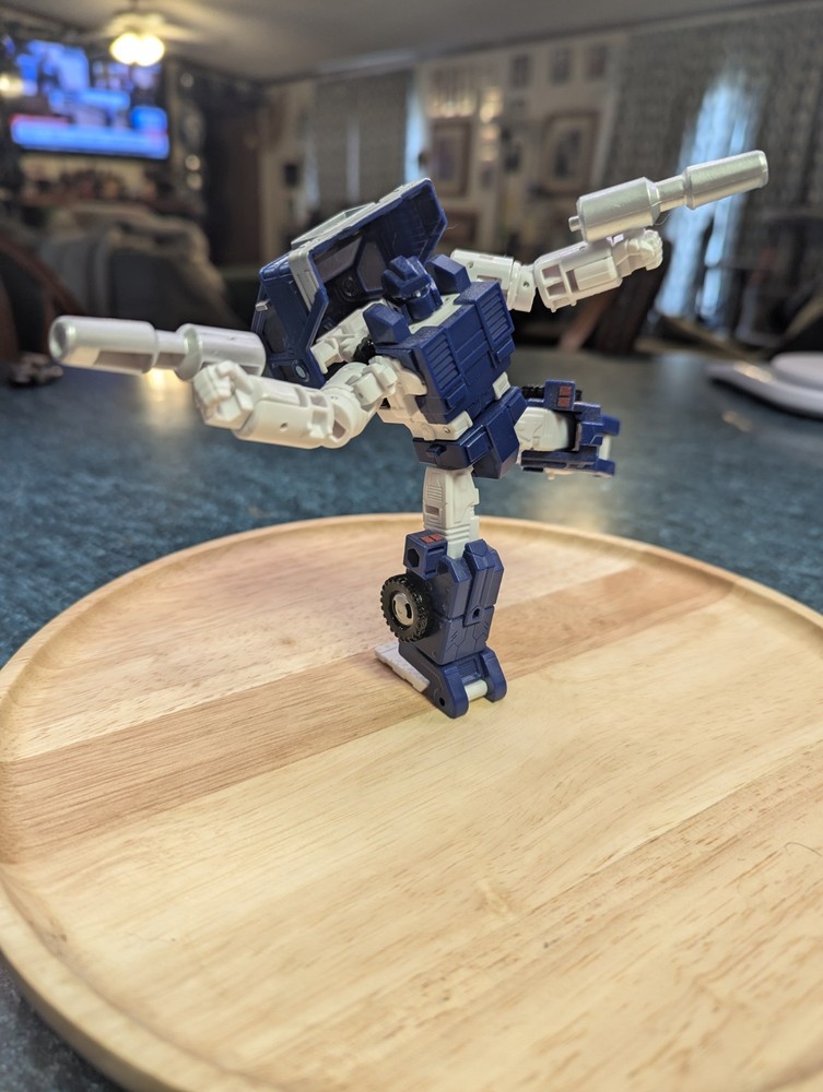 Transformers War For Cybertron Kingdom Deluxe WFC-K32 Autobot Pipes