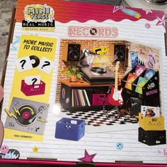 -Mga Miniverse Real Music Record Shop With Exclusive Fender-In Hand