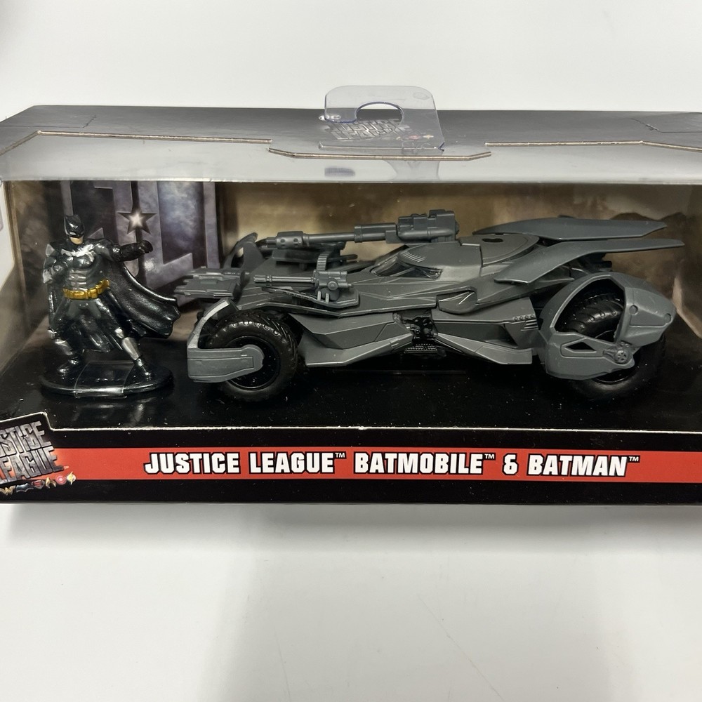 DC Comics JUSTICE LEAGUE BATMOBILE & BATMAN 1:32 Jada Die Cast Car Vehicle Toy