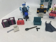 R0BL0X Mini Figures Various Lot Of 5 w/few Accessories –