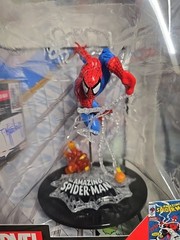 MCFARLANE TOYS THE AMAZING SPIDER-MAN GOLD LABEL ISSUE 302 AUTOGRAPH SERIES .