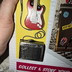 -Mga Miniverse Real Music Record Shop With Exclusive Fender-In Hand