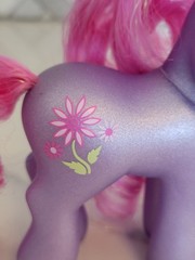 VTG 2002 G3 My Little Pony Petal Blossom Shimmery Figure With Super Long Glitter