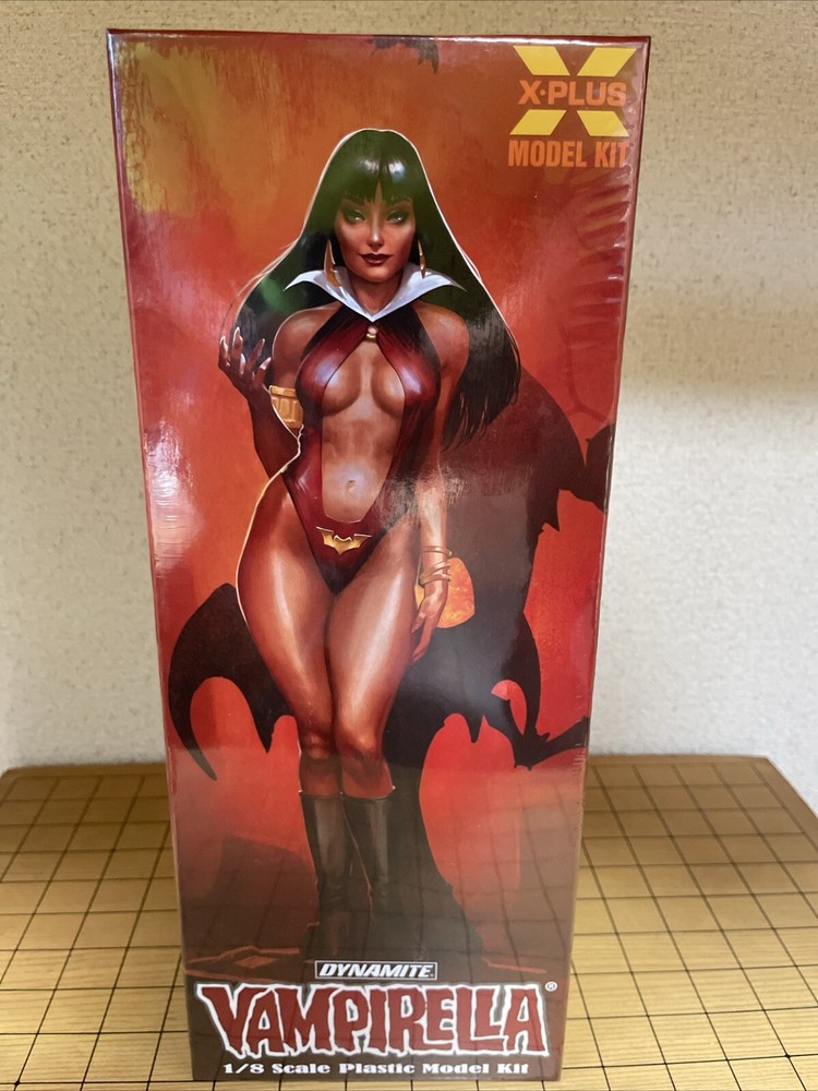 X-Plus 1/8 Scale Vampirella with Bat Shadows Plastic Model Kit NEW
