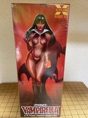 X-Plus 1/8 Scale Vampirella with Bat Shadows Plastic Model Kit NEW