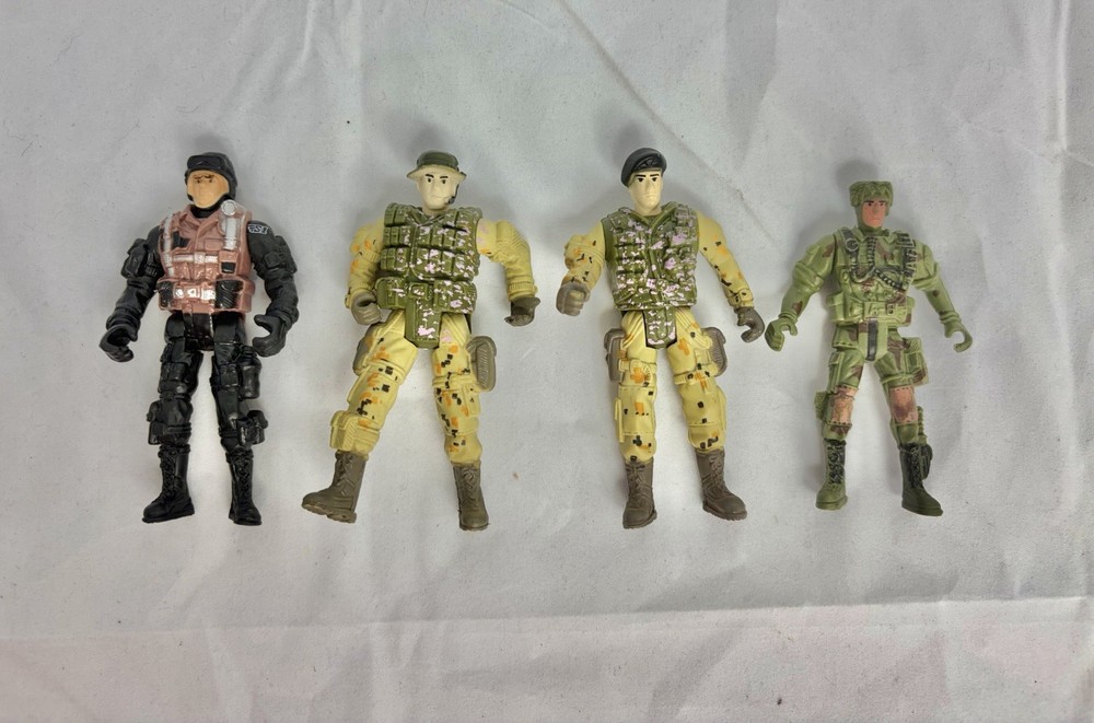 Military Soldier Action Figure Collection Set of 4 Camouflage Uniforms Plastic