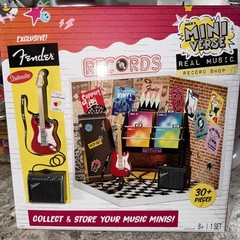 -Mga Miniverse Real Music Record Shop With Exclusive Fender-In Hand