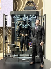 IN STOCK Hot Toys MMS750 The Dark Knight 1/6 Batman Armory with Bruce Wayne 2.0