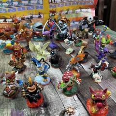 SKYLANDERS 🔥CLEARANCE Lot of 39 , instructions manual, poster and Travel Case
