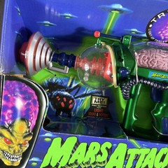 1996 MARS ATTACKS MARTIAN TOPPS TRENDMASTERS BRAIN DISINTEGRATOR BLASTER GUN TOY