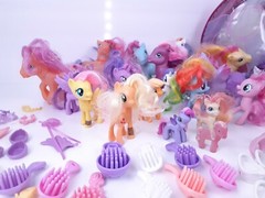 My Little Pony lot of 21 various Ponies Tons of Accessories and bag Free Ship