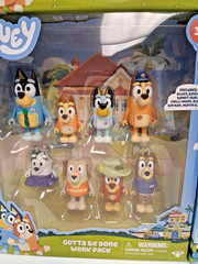 Bluey Family and Mates Pack 32 Figure Multi Pack Chilli Bingo Honey Socks Chloe