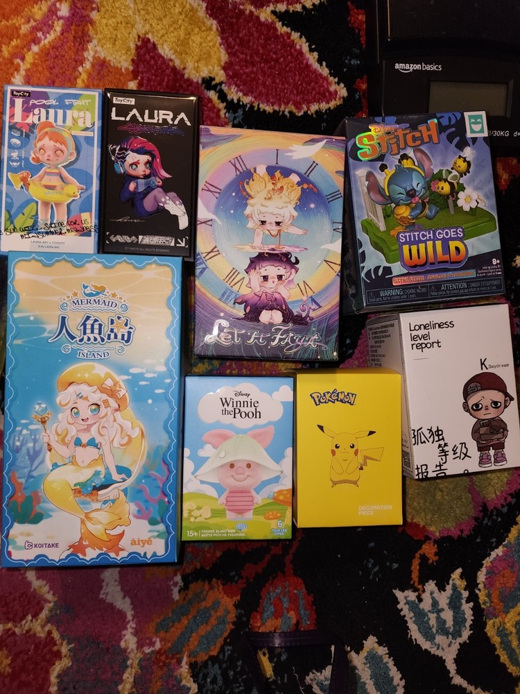 LARGE BUNDLE OF 32 FIGURINE BLIND BOXES F- 32