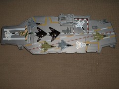 Toy Quest UNIVERSAL US AIRCRAFT CARRIER w/10 Die Cast Fighter Planes