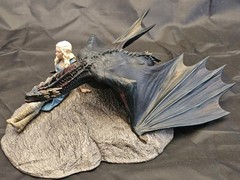 Dark Horse Game of Thrones Daenerys & Drogon Sculpture Statue Gentle Giant