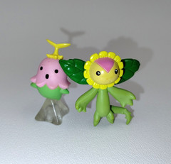 Digimon Sunflowmon Lalamon savers 1.5″ Bandai In hand