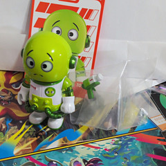POP MART MEGA 100% Space Molly Molly Figure Green/White w/ Accessory