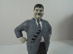 SD TOYS–LAUREL AND HARDY MOVIE ICONS–7″ OLIVER HARDY FIGURE (LOOK)