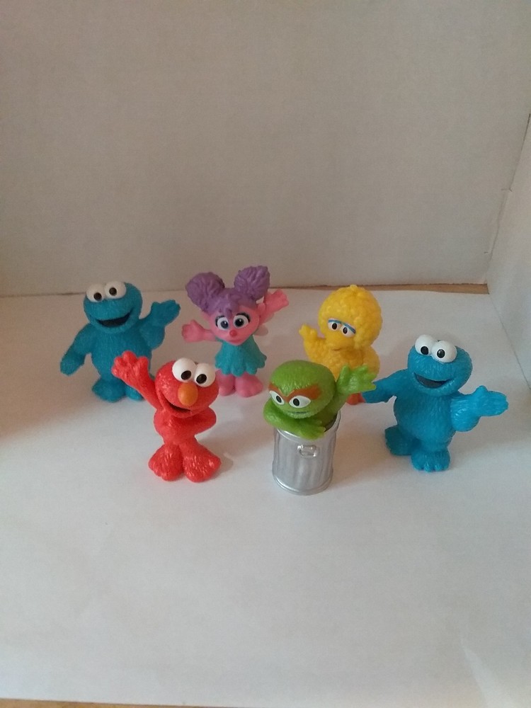 Hasbro Sesame Street Workshop Cookie Monster Elmo Grouch Big Bird Cake Toppe