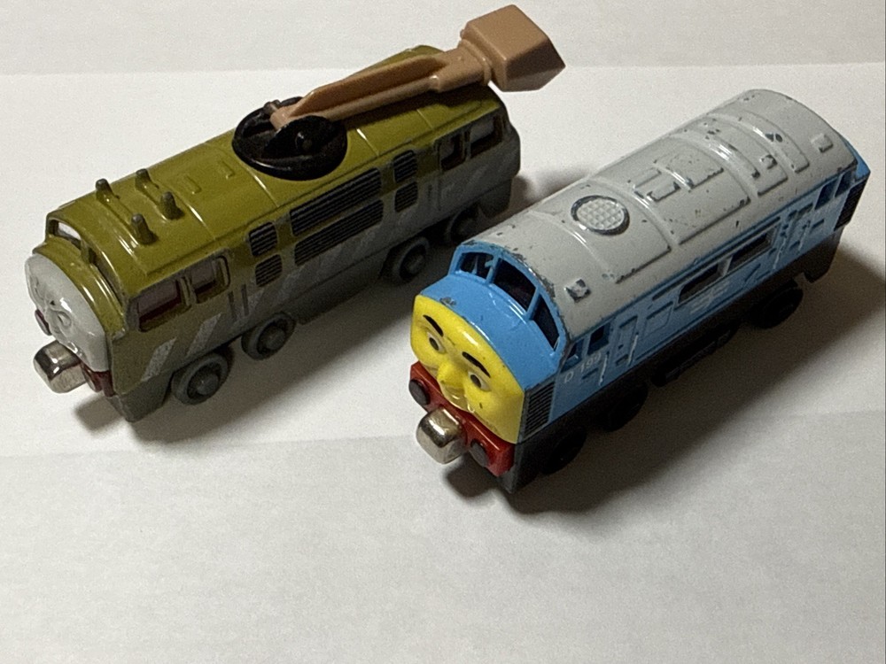 Thomas & Friends Take N Play Die Cast Train Magnetic Engine D199 Diesel 10 Read