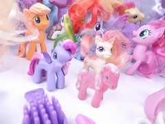 My Little Pony lot of 21 various Ponies Tons of Accessories and bag Free Ship