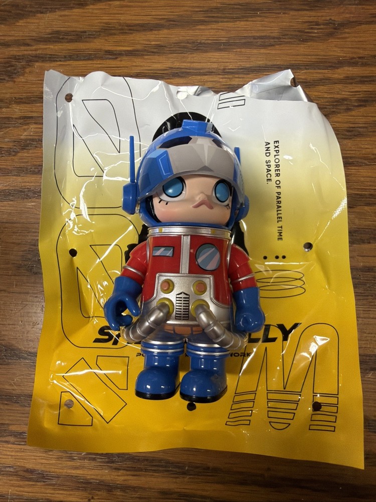 POPMART MEGA SPACE MOLLY