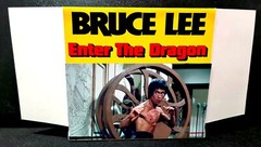 BRUCE LEE 🥋 ENTER THE DRAGON 🥋 Action Figure on Custom Design Display Diarama