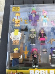 R0BLOX Celebrity Series 2 – 12 pack Target exclusive no codes