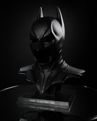 – DC Direct Batman: the Dark Knight (2008) Cowl Replica 1:1 Scale