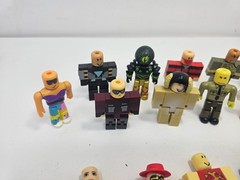Roblox Jazwares Mix Match Mini Action Figure Accessory Lot of 25+ Pieces No Code
