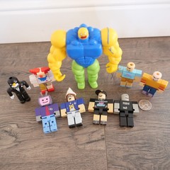 R0BL0X Toys Weight Lifting Simulator Buff Noob Figure w/ 8 Figures Lot