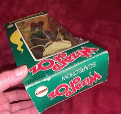 VINTAGE 1974 MEGO WIZARD OF OZ SCARCROW W/DIPLOMA ” 8″ DOLL W/ORIG BOX-NIB-NICE!