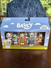 Bluey Pavlova Figure 4 Pack with Bluey, Bingo, Bandit Chef & Chilli, Box Dmg Su